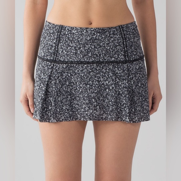 lululemon athletica Dresses & Skirts - Lululemon Lost In Pace Skirt (Regular 13") Daisy Dust Alpine White Black Size 2